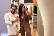 Yudi Tamashiro posa com a esposa e o filho no espelho