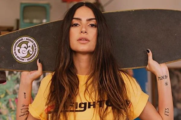 Durante lua de mel, Thaila Ayala aparece pendurada em árvore