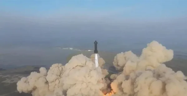 Imagem do foguete Starship, da SpaceX, decolando, em meio a uma nuvem de fumaça - Metrópoles
