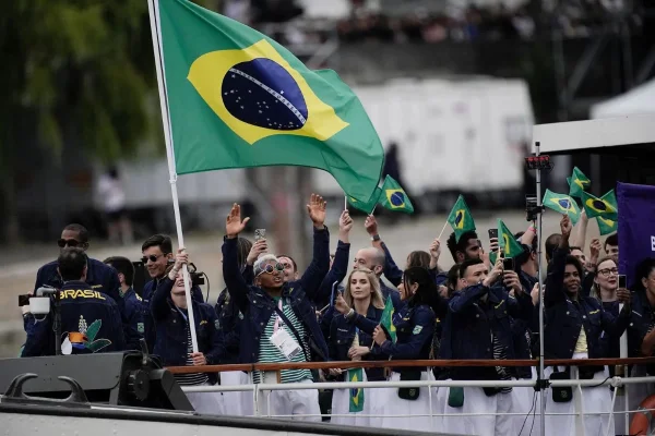 Imagem colorida de delegação do Brasil na Olimpíada. Metrópoles