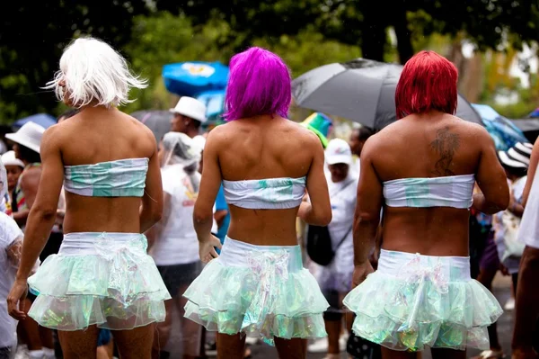 Não vale ser transfóbico e se vestir de mulher no Carnaval