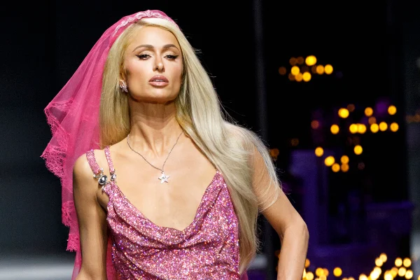 paris hilton na passarela - metrópoles