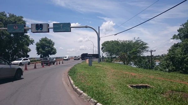 Ponte Honestino Guimarães é novamente alvo de protestos por defensores do antigo nome