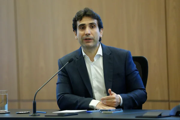 Imagem colorida do presidente do Banco Central, Gabriel Galípolo