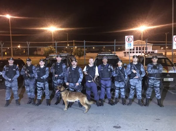 Cão farejador da PMDF encontra 1,2kg de cocaína dentro de fogão