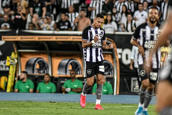 Luiz Fernando comemorando gol