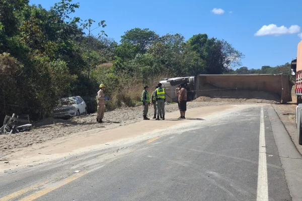 GO-010: acidente entre carreta, carro e ônibus deixa cinco mortos - destaque galeria
