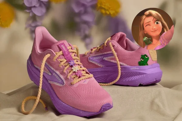 foto com cor. tênis cor de rosa e roxo inspirados na rapunzel - metrópoles