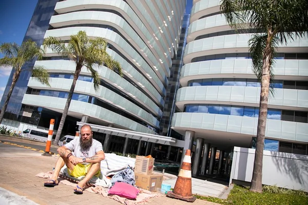 Em busca de ajuda, autista mora em frente à DPU há três meses
