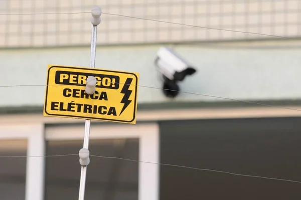 Ladrão leva choque após tentar pular cerca elétrica de embaixada