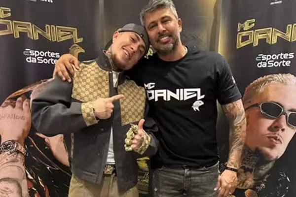 Foto colorida de MC Daniel e seu pai, Christian - Metrópoles