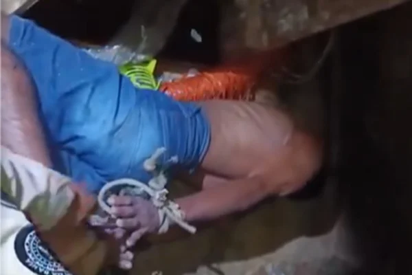Trecho do vídeo em que PM encontra o homem amarrado que seria executado - Metrópoles