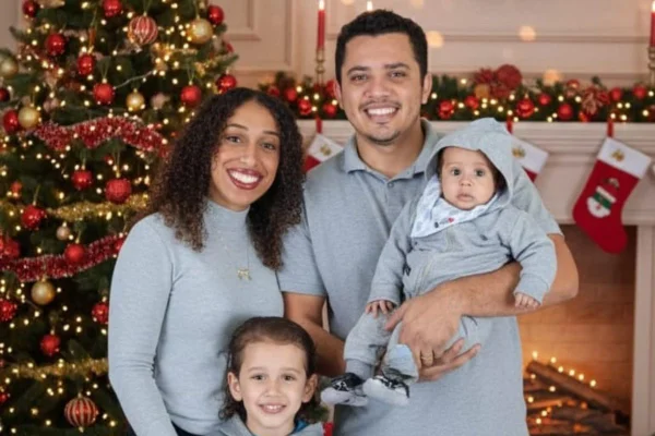 Imagem colorida de família comemorando o Natal - Metrópoles