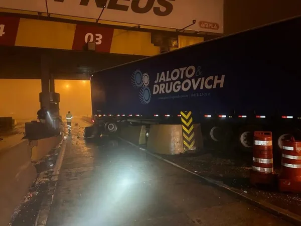 imagem colorida de um acidente envolvendo um caminhão - Metrópoles
