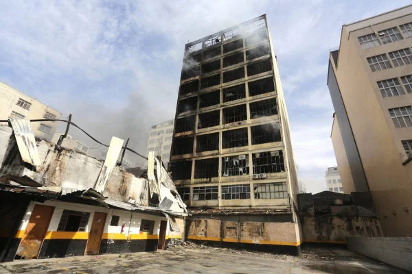 O fogo no prédio comercial na Rua Barão Duprat, no centro histórico de São Paulo, persiste há mais de 40 horas