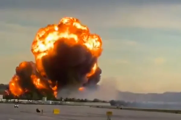 imagem colorida de queda de avião de carga, após decolagem, perto de aeroporto nos EUA