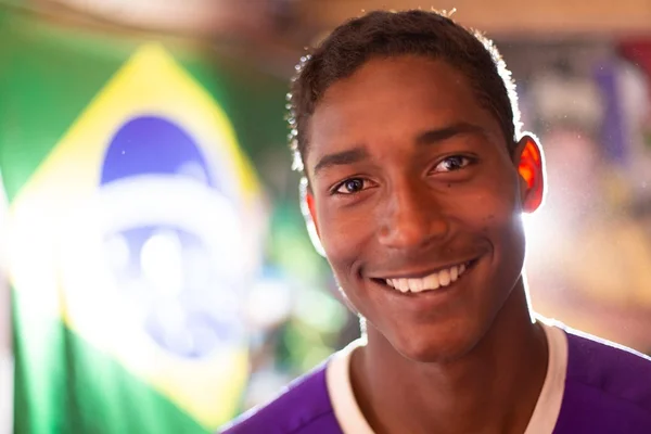 Com ajuda do MPDFT, filho de catadores embarca para jogar nos EUA