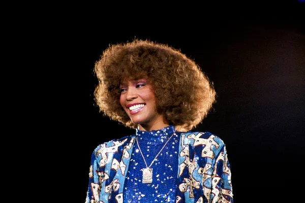 Melhor amiga de Whitney Houston revela que as duas namoraram