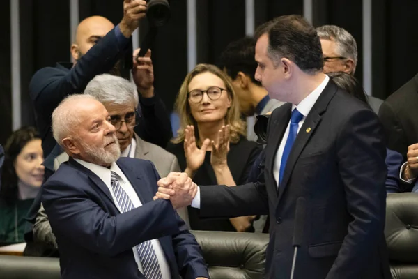imagem colorida lula e pacheco - metrópoles