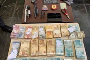 Polícia Militar recuperou R$ 186 mil e apreendeu armas usadas no latrocínio.
