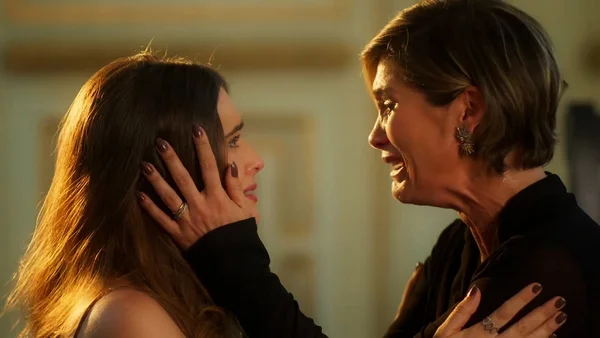 Luna (Juliana Paiva) conta para Helena (Flávia Alessandra) que é sua filha em Salve-se Quem Puder