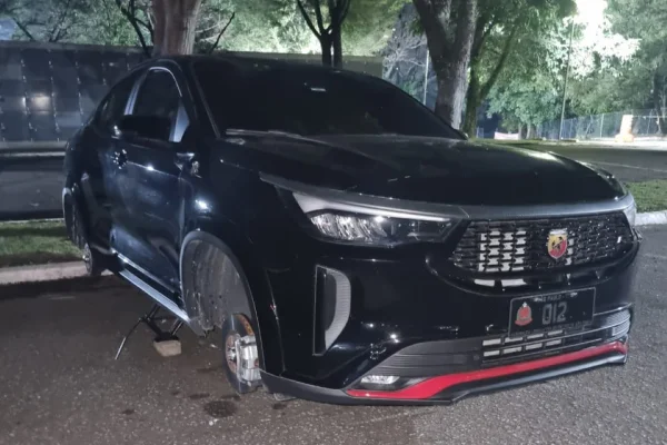 Imagem colorida de carro oficial da Alesp sem duas rodas
