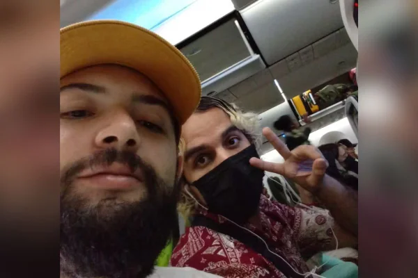 Imagem colorida mostra os brasileiros vítimas de tráfico humano em Mianmar dentro de avião voltando para o Brasil