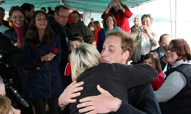 Jo Holmes mostrou seu amor ao Príncipe William ao dar um abraço surpresa no monarca durante uma visita real a Ullswater Lake, em 2009 Jo Holmes mostrou seu amor ao Príncipe William ao dar um abraço surpresa no monarca durante uma visita real a Ullswater Lake, em 2009
