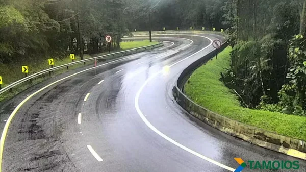 Imagem de trecho de curva de rodovia - Metrópoles