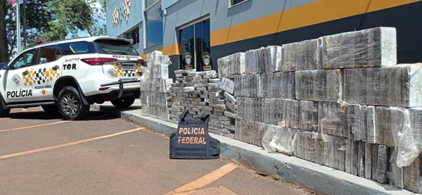 Imagem colorida mostra cocaína apreendida pela polícia em um carro com fundo falso; homem que dirigia o veículo foi preso por tráfico de drogas - Metrópoles