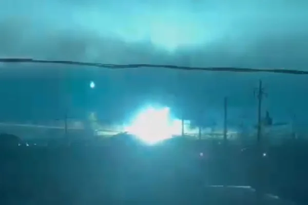 Imagem colorida de explosão em subestação de energia - Metrópoles