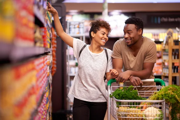Casal fazendo compras em supermercado - Metrópoles - rotulagem alimentos