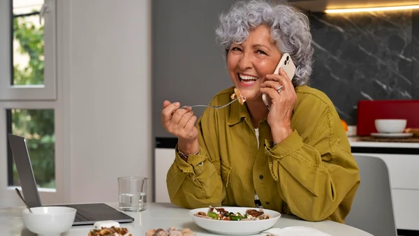 Mulher com mais de 50 anos comendo