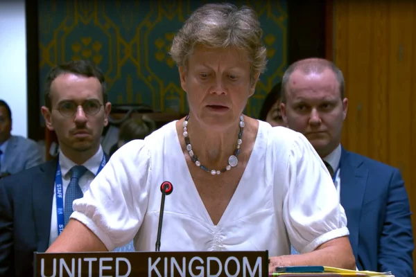 Imagem colorida da representante do Reino Unido no Conselho de Segurança da Onu, Barbara Woodward