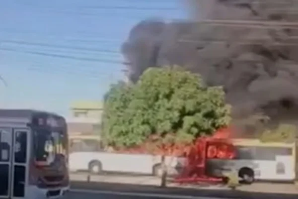 Ônibus em chamas - Metrópoles