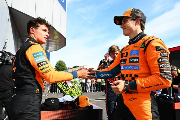 Foto colorida de Lando Norris e Oscar Piastri, pilotos da McLaren - Metrópoles
