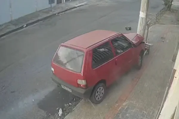 Motorista leva soco em briga de trânsito, bate carro e morre em BH