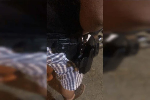 arma na cintura de um homem