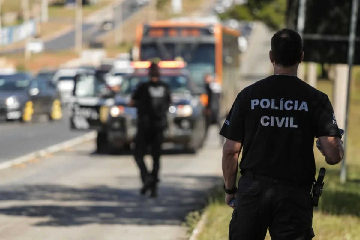 Viatura da Divisão de Controle e Custódia de Presos (DCCP) se envolve em acidente durante transporte de detentos, na EPTG.
Viatura da Divisão de Controle e Custódia de Presos (DCCP) se envolve em acidente durante transporte de detentos, na EPTG.