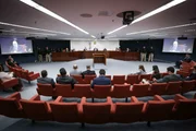 A Primeira Turma do Supremo Tribunal Federal (STF) retomou, na manhã desta terça-feira (21/10), o julgamento do núcleo 4, conhecido como o grupo de desinformação, no âmbito do processo referente à tentativa de golpe de Estado após as eleições de 2022. No total, são sete réus acusados pela Procuradoria-Geral da República (PGR) de propagar notícias falsas sobre as urnas eletrônicas.