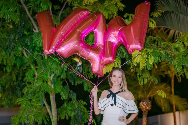Vanessa Peixoto dá rasante em Brasília e ganha festa surpresa