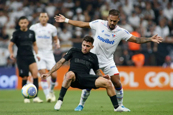 Corinthians desperdiça chances empata sem gols com o Fortaleza
