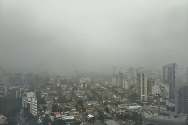 Imagem colorida mostra escuridão durante chuva em SP. Metrópoles