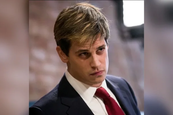 Influenciador de extrema direita Milo Yiannopoulos foi detido pelo ICE - Metrópoles