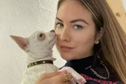 Pamela Genini posa com seu pet