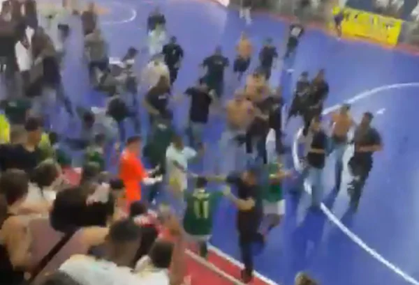Torcedores e jogadores brigando em Palmeiras x Corinthians - Metrópoles