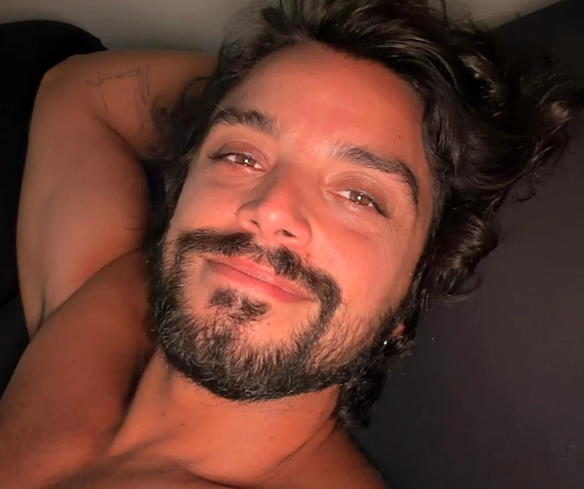 Rodrigo Simas posa sorridente para as redes sociais Rodrigo Simas posa sorridente para as redes sociais