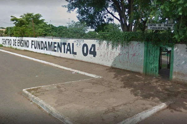 DF: aluno flagrado com maconha arremessa cadeira em diretor de escola