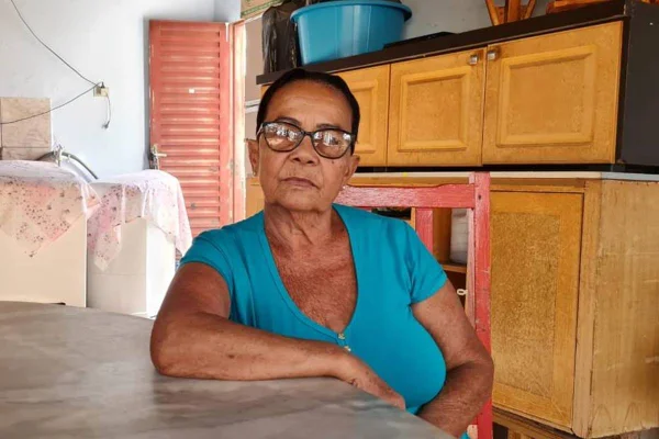 imagem colorida de Lourdes das Neves Ferreira, mãe da Leide das Neves, menina de 6 anos que morreu vítima do Césio-137, em Goiânia (GO)