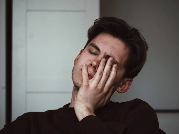 Foto colorida de homem com depressão